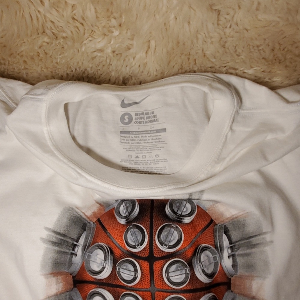 T-Shirt - Picture 2 of 3